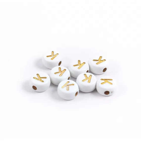 Fehér-arany kerek akril K betű gyöngy 7x4 mm