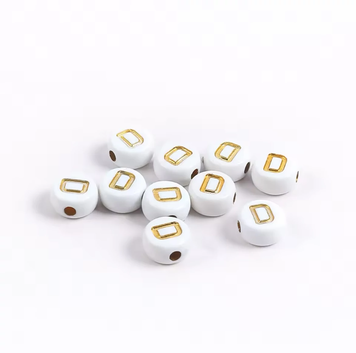 Fehér-arany kerek akril D betű gyöngy 7x4 mm