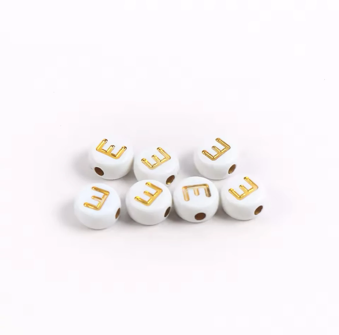Fehér-arany kerek akril E betű gyöngy 7x4 mm