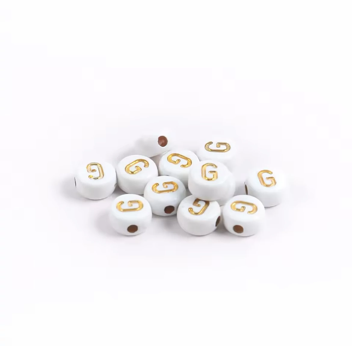 Fehér-arany kerek akril G betű gyöngy 7x4 mm