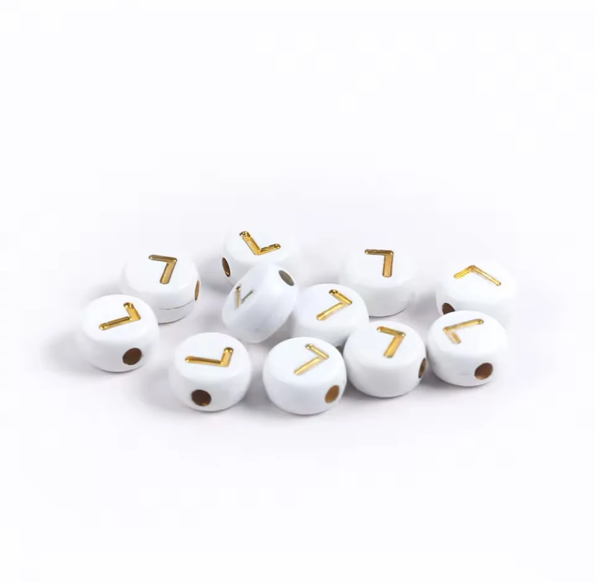 Fehér-arany kerek akril L betű gyöngy 7x4 mm
