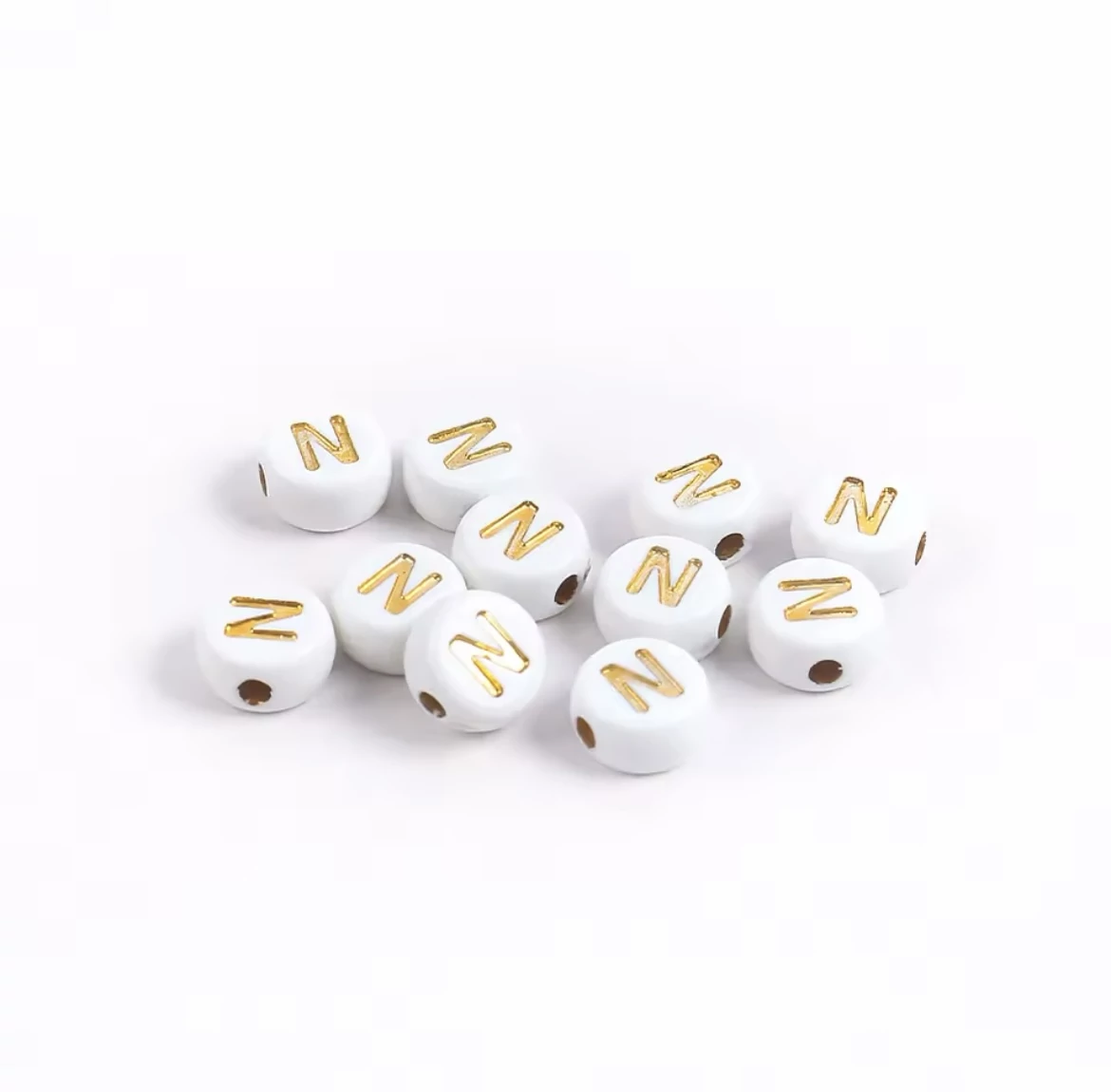 Fehér-arany kerek akril N betű gyöngy 7x4 mm