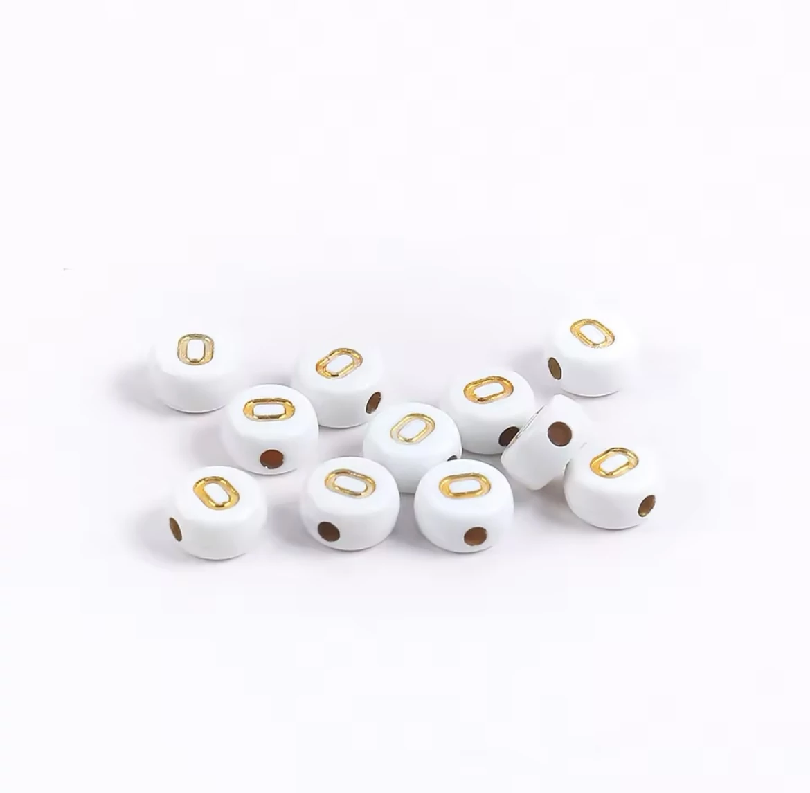 Fehér-arany kerek akril O betű gyöngy 7x4 mm