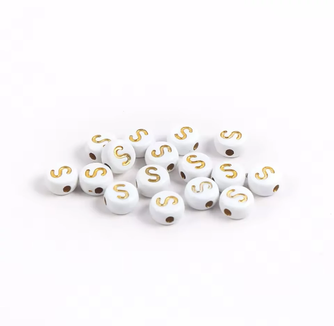 Fehér-arany kerek akril S betű gyöngy 7x4 mm