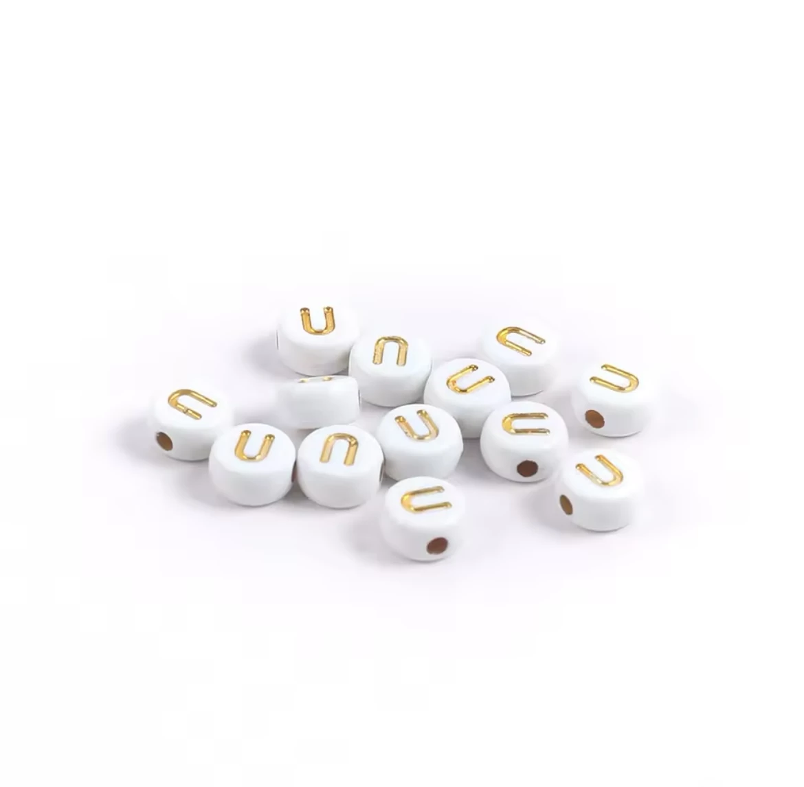 Fehér-arany kerek akril U betű gyöngy 7x4 mm