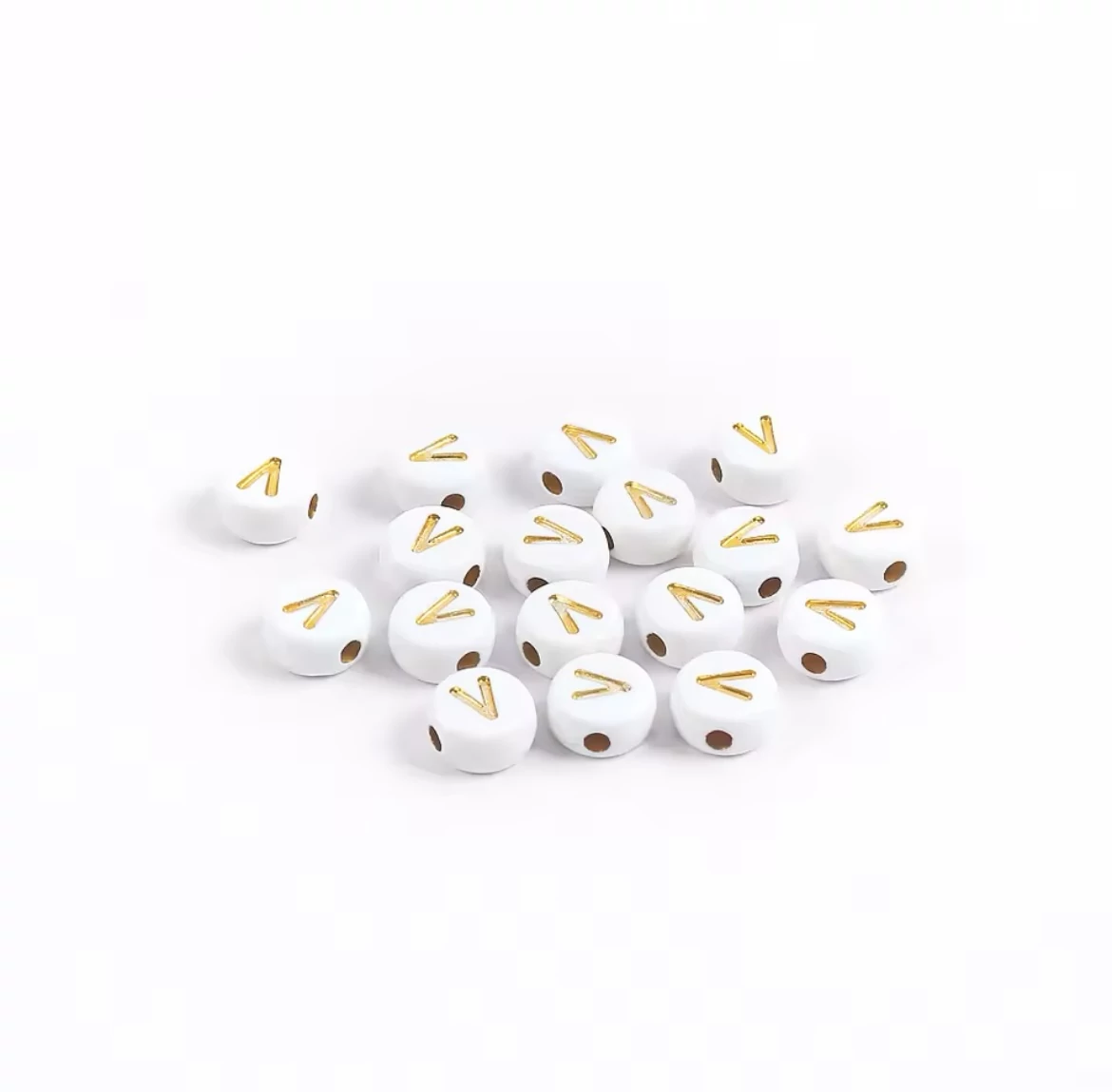 Fehér-arany kerek akril V betű gyöngy 7x4 mm