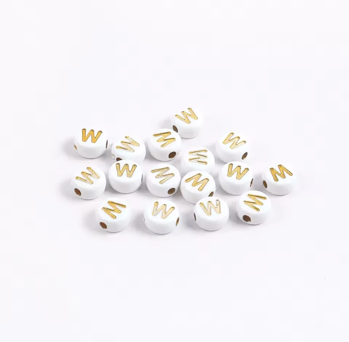 Fehér-arany kerek akril W betű gyöngy 7x4 mm