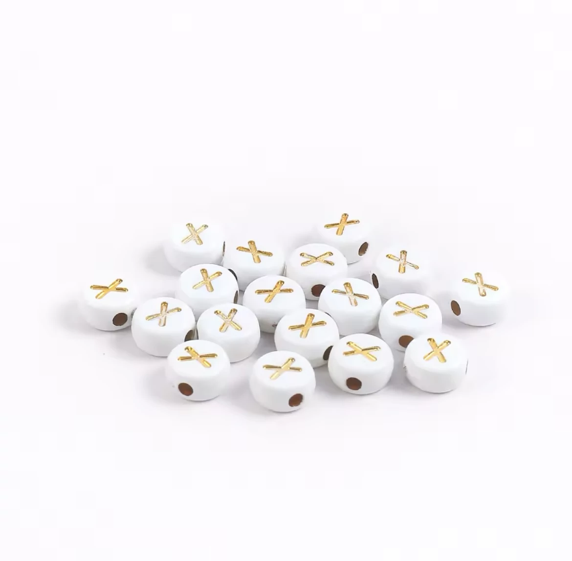 Fehér-arany kerek akril X betű gyöngy 7x4 mm