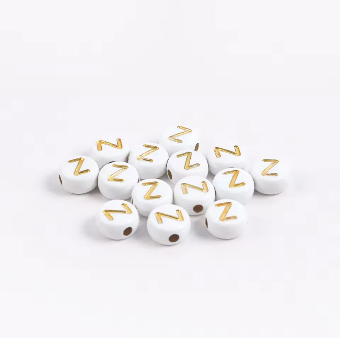 Fehér-arany kerek akril Z betű gyöngy 7x4 mm